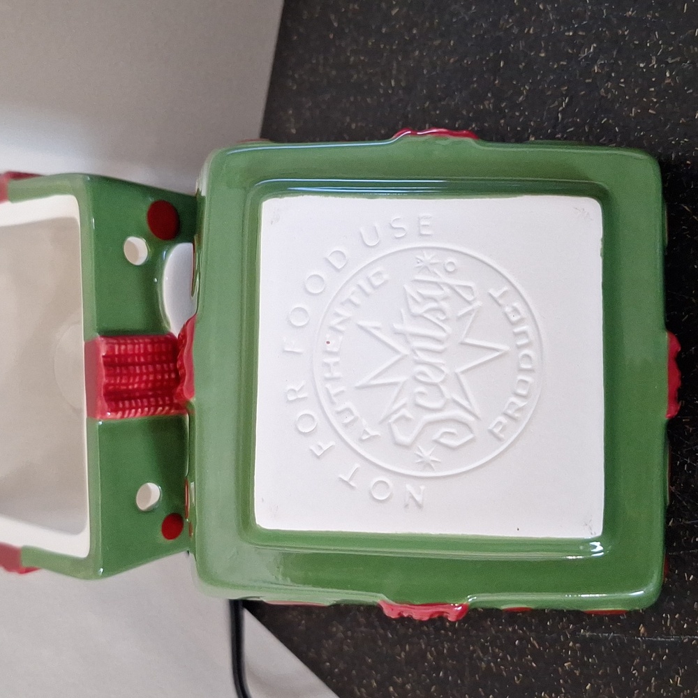 #AAB Scentsy warmer Model DSW-ALLW Happy Holidays  retired. All wrapped up - Picture 8 of 9